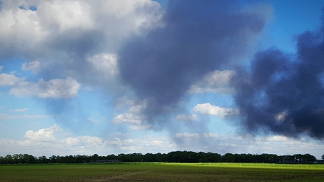 Donkere wolken trekken zich samen... Oh Nee een grote brand bij Bedrijvenpark Twente... Nr.1