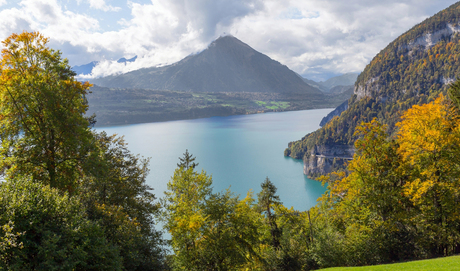 Zicht op de Thunersee Zwitserland