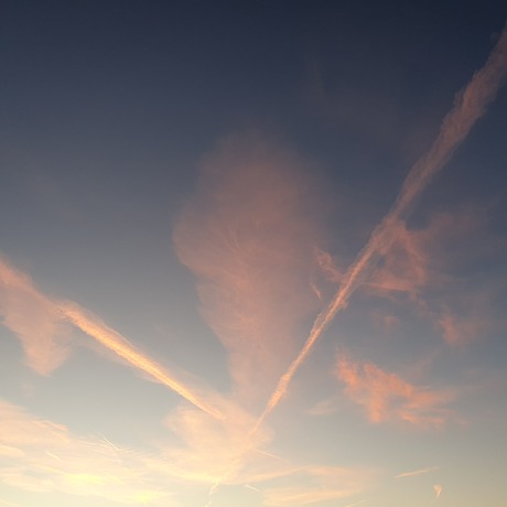 Avondlucht met stratosfeerstrepen