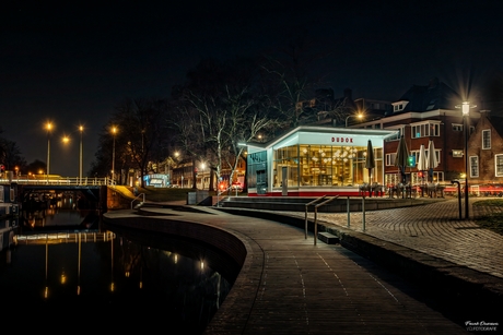 Nachtelijke gloed bij Dudok aan de Turfsingel.
