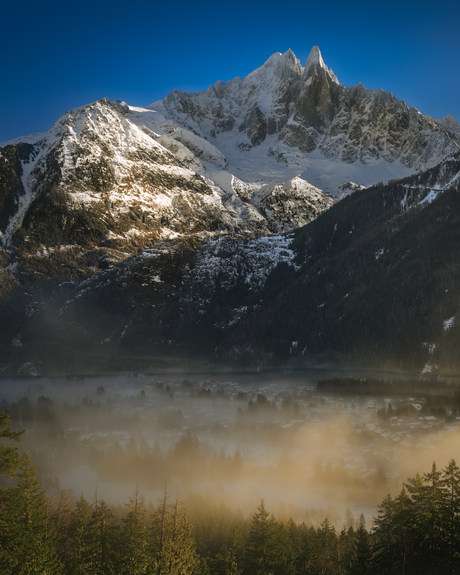 Koude zonnige bergen en de vroege ochtend mist in het Mont Blanc dal