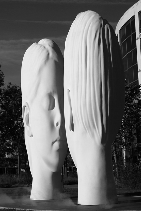 Love, 2 witte beelden van een jongen en een meisje