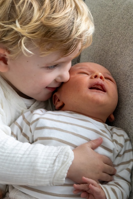 Met zijn kleine broertje