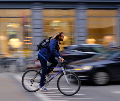 Fietsend in de stad