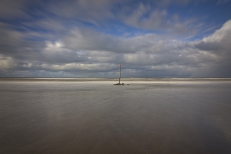 Eenzame paal in de zee