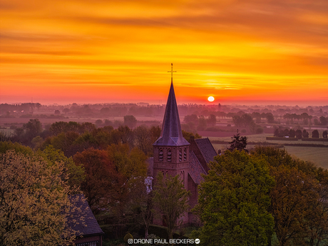 Het Kerkje van Persingen bij een prachtige zonsopgang 