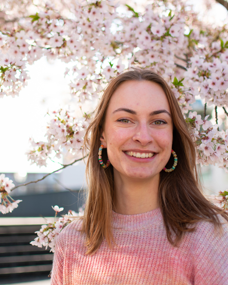 Portret met roze bloesem