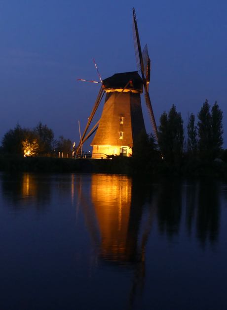 verlichte molen kinderdijk mooi spiegelend in het water