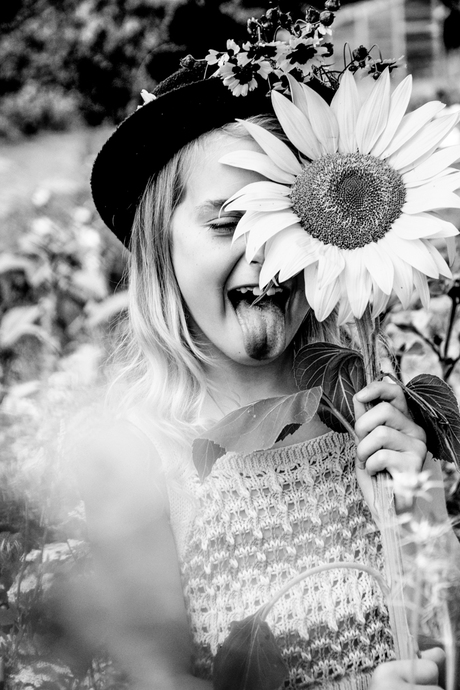 Meisje met de zonnebloem