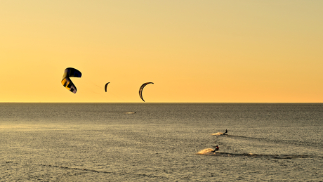 Kite-surfers in de avond.