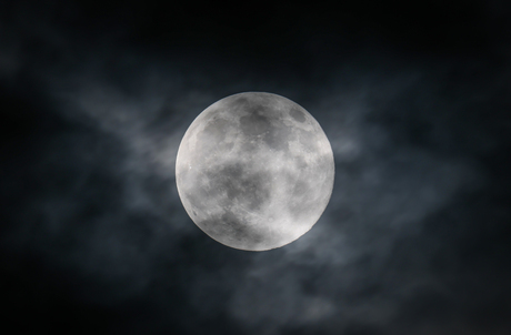 Supermaan met bewolking