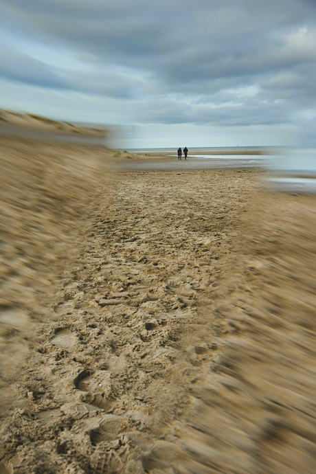 Wandelaars oo het strand