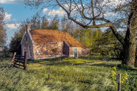 Oud en vervallen huisje.