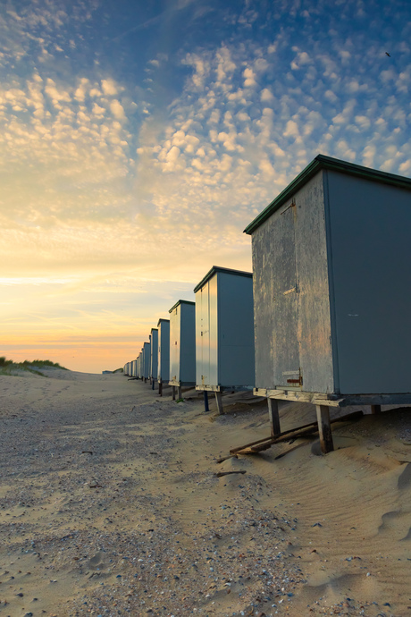 Strandhuisjes belicht door de laatste zonnestralen van de dag deel II 