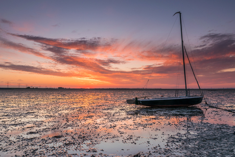 Bootje bij zonsondergang