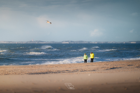 Stormachtige strandwandeling