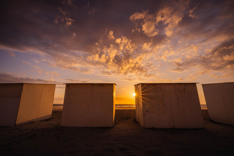 Doorkijkje bij strandhuizen op Texel