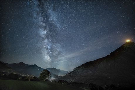Een heldere Melkweg boven de Zwitserse Alpen