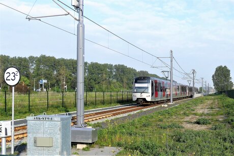 P1210102  .  H v H  Metro  nabij overgang Strandweg  richting  Berghaven  7 mei 2023 