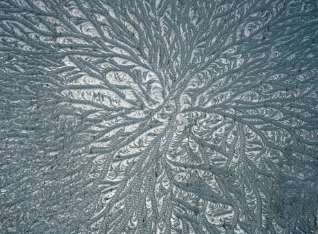 ijsbloem op het dakraam 