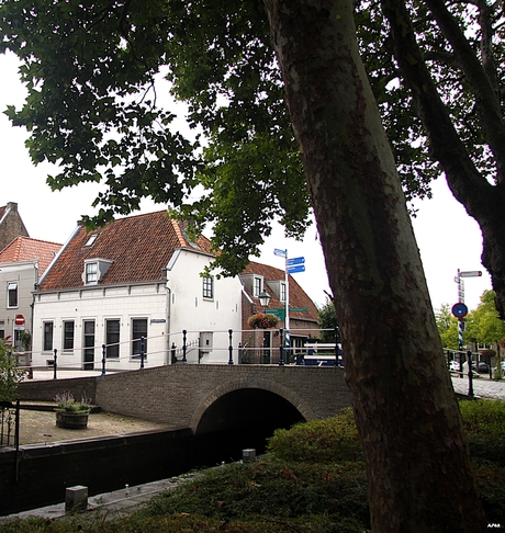 Huisje aan de brug 