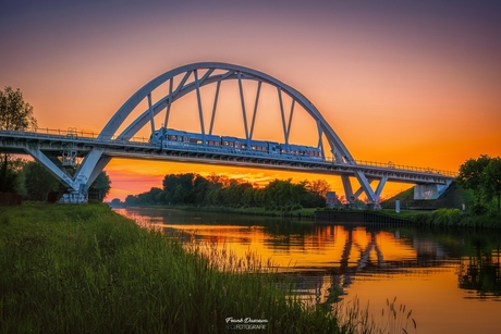 Schemering op het Van Starckenborghkanaal – Weerspiegeling van de Walfridusbrug.