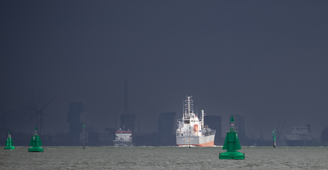 Donkere wolken boven Rotterdam 