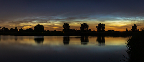 panorama van de display lichtende nachtwolken