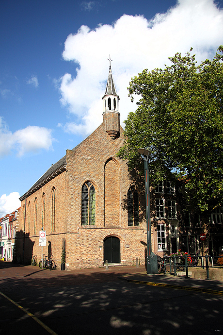 Kerkje in de late middag zon 