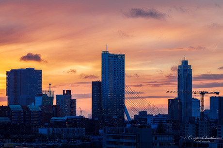 Zonsondergang tegen de avond