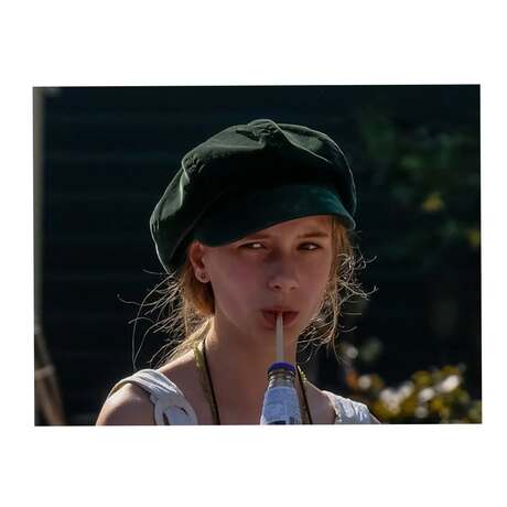 zij dronk ranja met een rietje