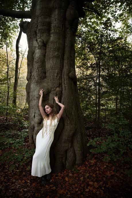 Vrouw bij Oude Beuk