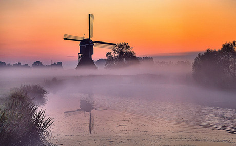 zonsopkomst met grond mist