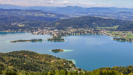 Zicht op Pörtschach en het langgerekte Slangeneiland.