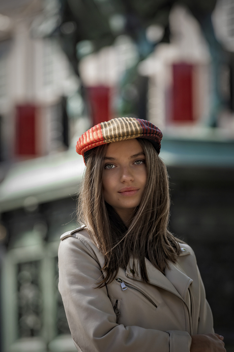 jonge dame poseert bij Paleis Noordeinde in Den Haag