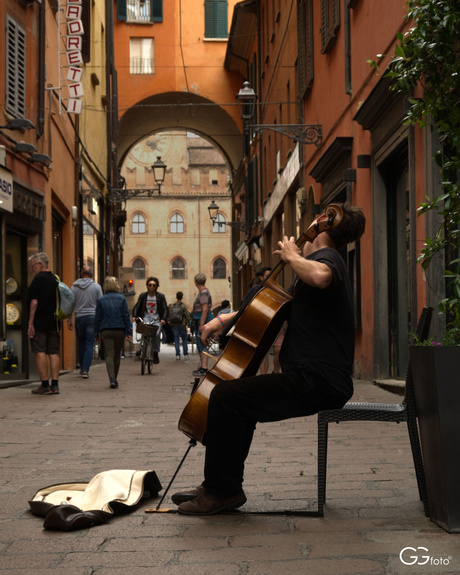 Straatmuzikant in zijn eigen concert