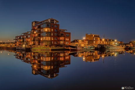 Spiegeling aan het Oude Eemskanaal.