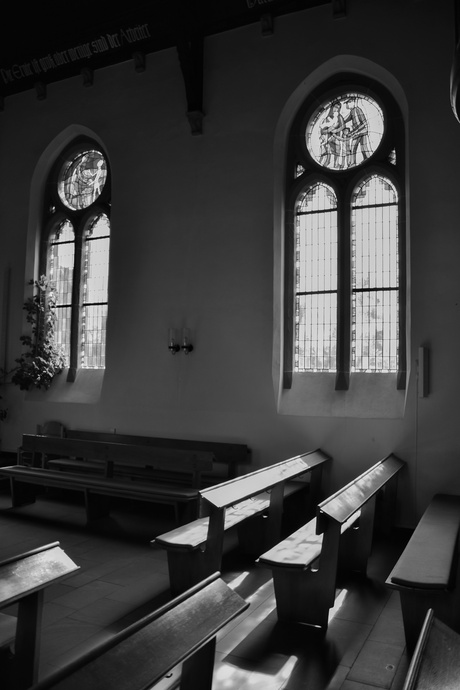 T zonnetje schijnt binnen in het kerkje