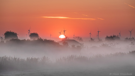 Zonsopkomst achter de windmolens