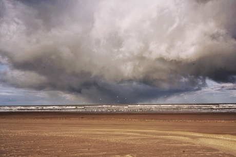 Regen boven zee