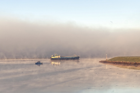 Een dampende IJssel en wegtrekkende mist