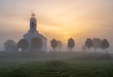 Het witte kerkje van Simonshaven in de mist