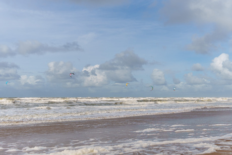 klein strand met wilde zee