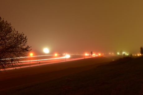 Snelweg in mistige omstandigheden 