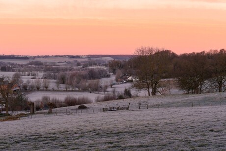 Zonsopkomst met rijp op het landschap