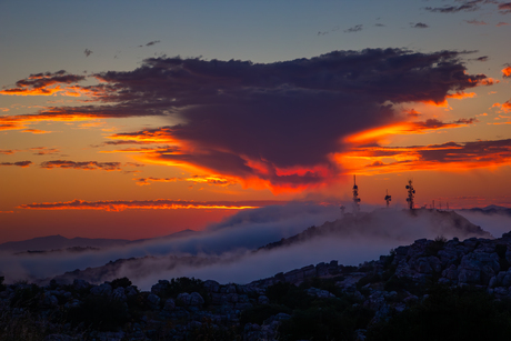 Kleurige zonsopkomst boven El Torcal