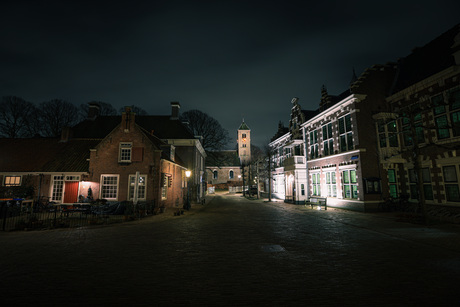 Dorpsplein Oud-Velsen in de avond