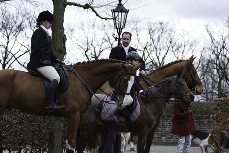 kinders met vader en paarden opt slipjacht!