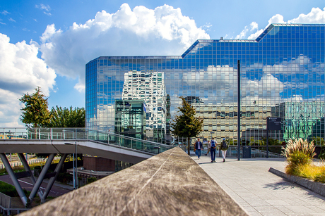 Wolkenlucht met spiegeling