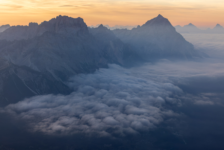 Cortina d'Ampezzo onder de wolken